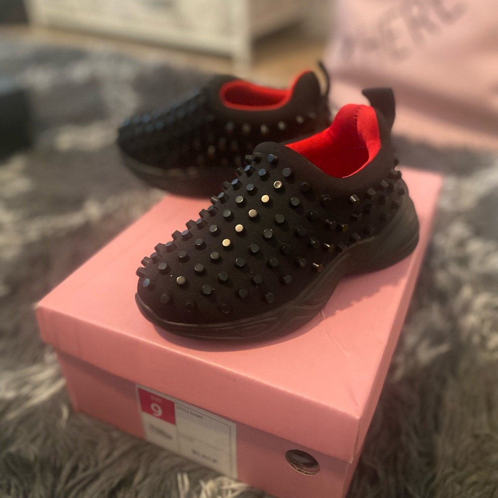 Girl’s Toddler Sneaker 9c